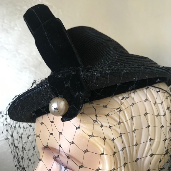 INTRIGUING 1930s\' BLACK TILT STRAW HAT WITH VELOUR TRIM, PEARL JEWEL & VEIL main image 9